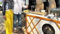 Tak hanya bakso, dalam momen yang sama Indra Bekti dan Aldila juga mendatang tenant kambing guling. Foto: Instagram @indrabekti