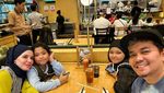 Momen Indra Bekti Makan Bakso dan Sushi Bareng Keluarga