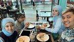 Momen Indra Bekti Makan Bakso dan Sushi Bareng Keluarga