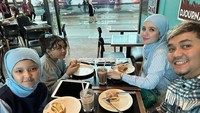 Selain itu, ada juga momen Indra Bekti ketika makan aneka roti di kafe. Tak ketinggalan Aldila dan dua anaknya pun ikut bersama. Foto: Instagram @indrabekti