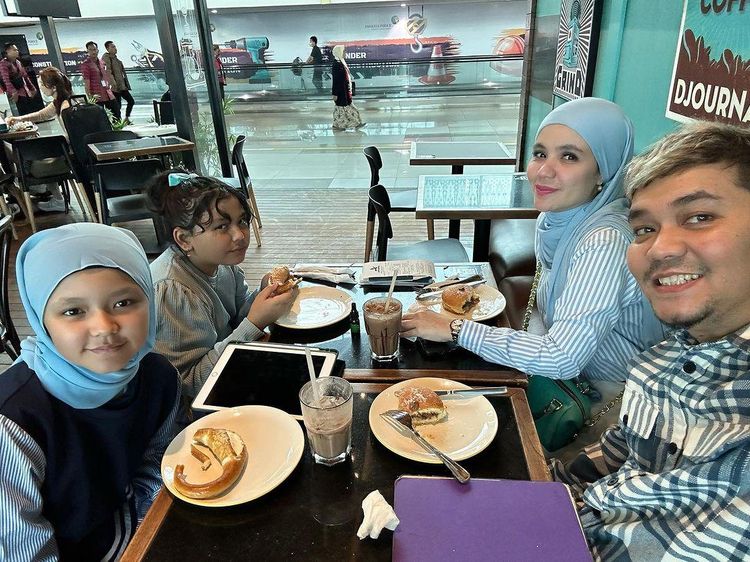 Momen Indra Bekti Makan Bakso dan Sushi Bareng Keluarga
