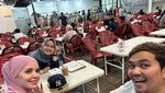 Momen Indra Bekti Makan Bakso dan Sushi Bareng Keluarga