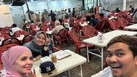 Di Instagram, presenter kocak tersebut sering membagikan keseruan bersama keluarga kecilnya. Ada momen ketika makan bersama istri dan anak-anaknya. Foto: Instagram @indrabekti