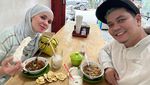 Momen Indra Bekti Makan Bakso dan Sushi Bareng Keluarga