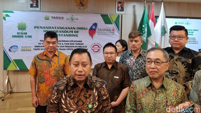 Isaac Chiu Director-Genereal Teto dan Dirut RSI A Yani Surabaya, dr Dodo Anondo