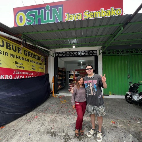 Isaiah Garza berpose bersama Oshin Nur Kurniawati di depan toko pemberiannya di Jalan Pulau Singkep, Pedungan, Denpasar, Bali. (Foto: Ni Made Lastri Karsiani Putri/detikBali)