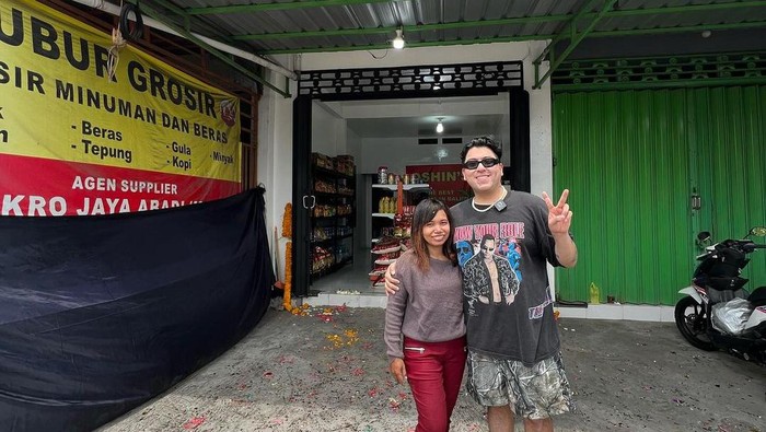 Isaiah Garza berpose bersama Oshin Nur Kurniawati di depan toko pemberiannya di Jalan Pulau Singkep, Pedungan, Denpasar, Bali. (Foto: Ni Made Lastri Karsiani Putri/detikBali)