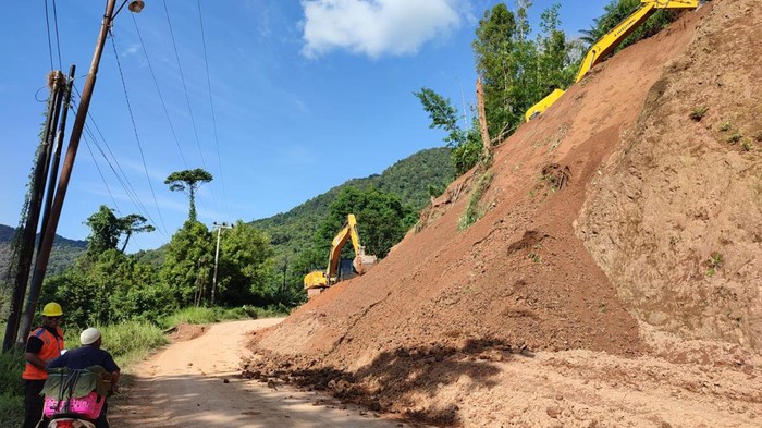 Jalan Poros Palopo-Luwu tertutup longsor di Mungkajang, Palopo.