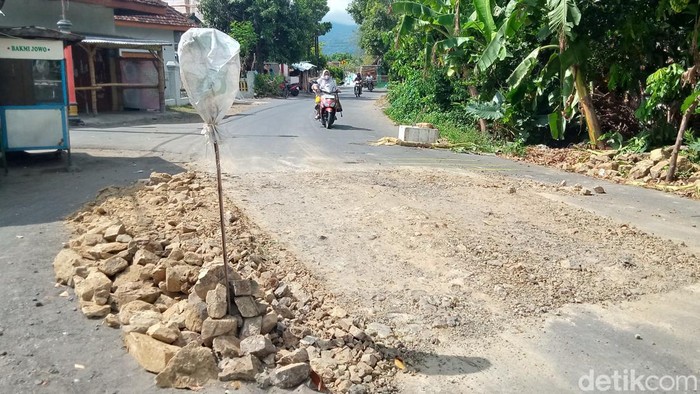 Penampakan jalur alternatif Klaten-Gunungkidul di Kecamatan Wedi yang mengalami kerusakan, Senin (1/4/2024).