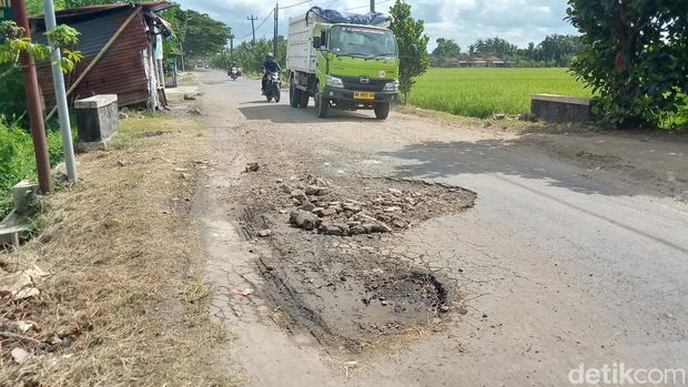 Penampakan jalur alternatif Klaten-Gunungkidul di Kecamatan Wedi yang mengalami kerusakan, Senin (1/4/2024).