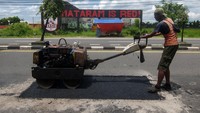 Kementerian Pekerjaan Umum dan Perumahan Rakyat melakukan perbaikan jalan nasional Solo-Yogyakarta di beberapa titik sebagai kesiapan jalur mudik Lebaran 2024.