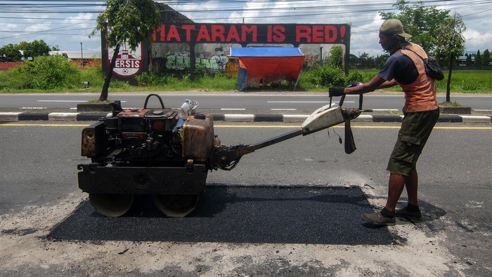 Pekerja mengoperasikan alat pemadat aspal untuk memperbaiki jalan rusak di Jalan Solo-Yogyakarta, Klaten, Jawa Tengah, Senin (1/4/2024). Kementerian Pekerjaan Umum dan Perumahan Rakyat melakukan perbaikan jalan nasional Solo-Yogyakarta di beberapa titik sebagai kesiapan jalur mudik Lebaran 2024 sehingga dapat memberikan kenyamanan dan keselamatan bagi pengendara. ANTARA FOTO/Aloysius Jarot Nugroho/rwa.
