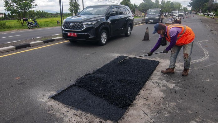 Pekerja mengoperasikan alat pemadat aspal untuk memperbaiki jalan rusak di Jalan Solo-Yogyakarta, Klaten, Jawa Tengah, Senin (1/4/2024). Kementerian Pekerjaan Umum dan Perumahan Rakyat melakukan perbaikan jalan nasional Solo-Yogyakarta di beberapa titik sebagai kesiapan jalur mudik Lebaran 2024 sehingga dapat memberikan kenyamanan dan keselamatan bagi pengendara. ANTARA FOTO/Aloysius Jarot Nugroho/rwa.