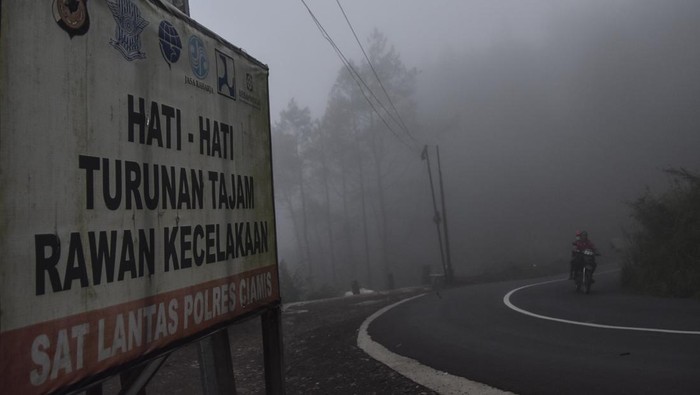 Jalur mudik alternatif selatan Jawa Barat Foto udara jalan yang diselimuti di jalur alternatif selatan, Sukamantri, Kabupaten Ciamis, Jawa Barat, Minggu (31/3/2024). Jalur alternatif selatan menuju Cirebon dan Bandara Kertajati atau sebaliknya itu merupakan jalur yang sering dilalui kendaraan para pemudik saat arus mudik Lebaran. ANTARA FOTO/Adeng Bustomi/tom.