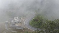 Foto udara jalan yang diselimuti di jalur alternatif selatan, Sukamantri, Kabupaten Ciamis, Jawa Barat, Minggu (31/3/2024). 