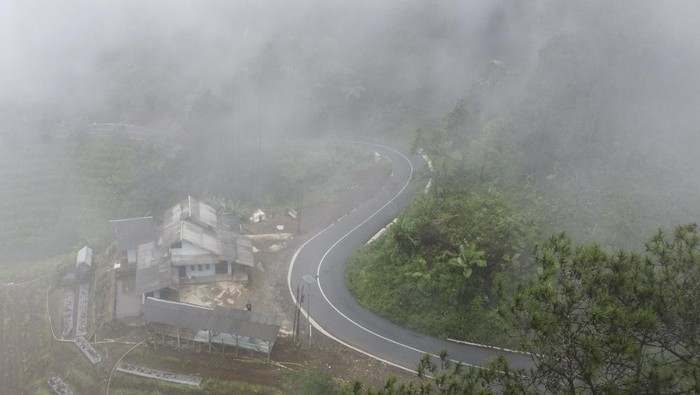 Foto udara jalan yang diselimuti di jalur alternatif selatan, Sukamantri, Kabupaten Ciamis, Jawa Barat, Minggu (31/3/2024). Jalur alternatif selatan menuju Cirebon dan Bandara Kertajati atau sebaliknya itu merupakan jalur yang sering dilalui kendaraan para pemudik saat arus mudik Lebaran. ANTARA FOTO/Adeng Bustomi/tom.