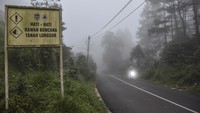 Pemudik dihimbau selalu berhati-hati jika melewati jalur ini karena jalannya berkabut terlebih jika hujan deras. 