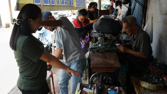 Jasa permak baju lebaran di Tulungagung Penjahit melayani jasa perbaikan atau rombak (permak) pakaian bekas maupun baru di pusat jasa permak Kota Tulungagung, Jawa Timur, Senin (1/4/2024). Menurut pelaku usaha tersebut, permintaan jasa rombak ukuran baju selama bulan Ramadhan ini meningkat 2-3 kali lipat dibanding bulan-bulan sebelumnya seiring tren belanja pakaian baru maupun pemanfaatan pakaian lama yang dianggap masih bagus/layak pakai untuk kebutuhan perayaan Idul Fitri 1445 H. ANTARA FOTO/Destyan Sujarwoko/nym.