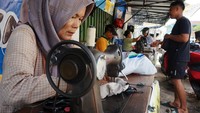 Menurut pelaku usaha tersebut, permintaan jasa rombak ukuran baju selama bulan Ramadan ini meningkat 2-3 kali lipat dibanding bulan-bulan sebelumnya. 