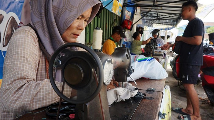 Jasa permak baju lebaran di Tulungagung Penjahit melayani jasa perbaikan atau rombak (permak) pakaian bekas maupun baru di pusat jasa permak Kota Tulungagung, Jawa Timur, Senin (1/4/2024). Menurut pelaku usaha tersebut, permintaan jasa rombak ukuran baju selama bulan Ramadhan ini meningkat 2-3 kali lipat dibanding bulan-bulan sebelumnya seiring tren belanja pakaian baru maupun pemanfaatan pakaian lama yang dianggap masih bagus/layak pakai untuk kebutuhan perayaan Idul Fitri 1445 H. ANTARA FOTO/Destyan Sujarwoko/nym.