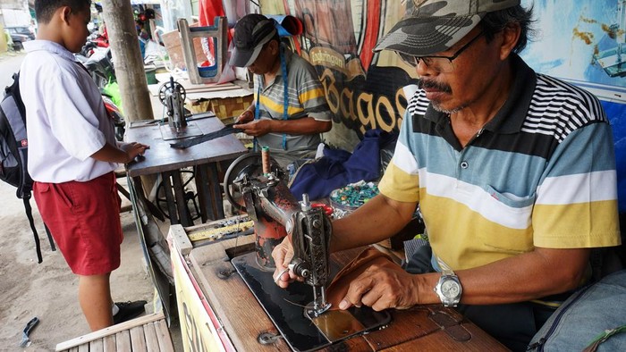 Jasa permak baju lebaran di Tulungagung Penjahit melayani jasa perbaikan atau rombak (permak) pakaian bekas maupun baru di pusat jasa permak Kota Tulungagung, Jawa Timur, Senin (1/4/2024). Menurut pelaku usaha tersebut, permintaan jasa rombak ukuran baju selama bulan Ramadhan ini meningkat 2-3 kali lipat dibanding bulan-bulan sebelumnya seiring tren belanja pakaian baru maupun pemanfaatan pakaian lama yang dianggap masih bagus/layak pakai untuk kebutuhan perayaan Idul Fitri 1445 H. ANTARA FOTO/Destyan Sujarwoko/nym.