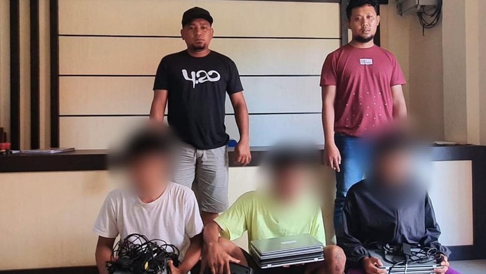 Polisi menangkap 3 pelajar di Jayapura usai mencuri laptop sekolah.