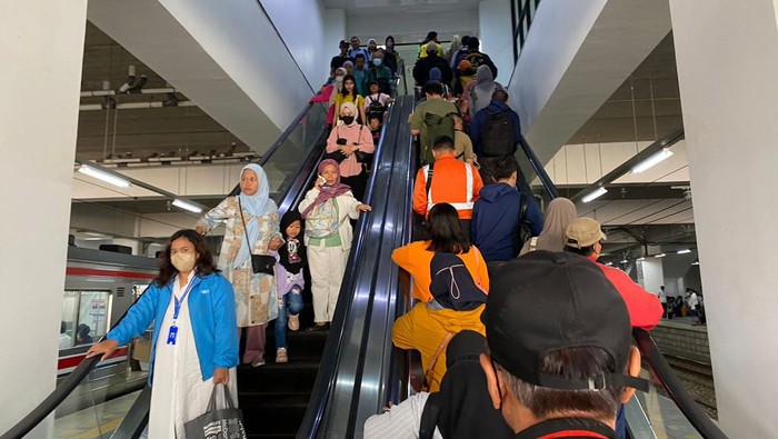 Kepadatan Penumpang Menjelang Mudik Lebaran di Stasiun Manggarai