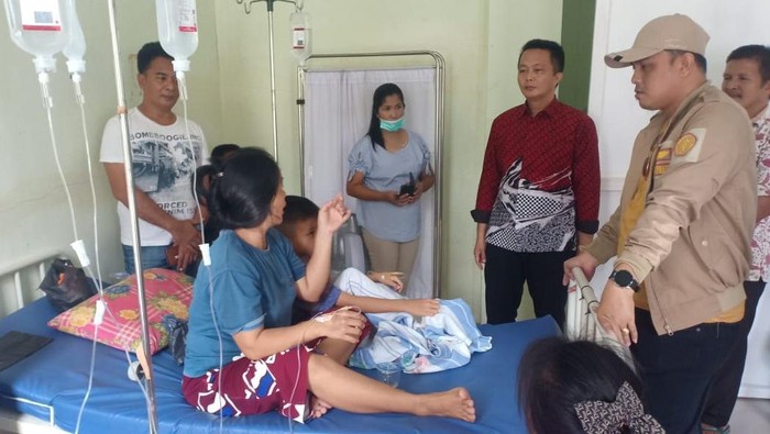 Jemaat gereja di Nias dirawat usai alami keracunan makanan saat ibadah paskah. (Dok Polsek Hiliduho)