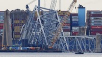 Operasi pada hari Sabtu melibatkan pemotongan bagian utara saluran pelayaran dalam Sungai Patapsco dan mengangkatnya dengan derek laut seberat 160 ton ke tongkang. Derek yang lebih besar, seberat 1.000 ton, juga ada di lokasi jembatan. AP/Julia Nikhinson