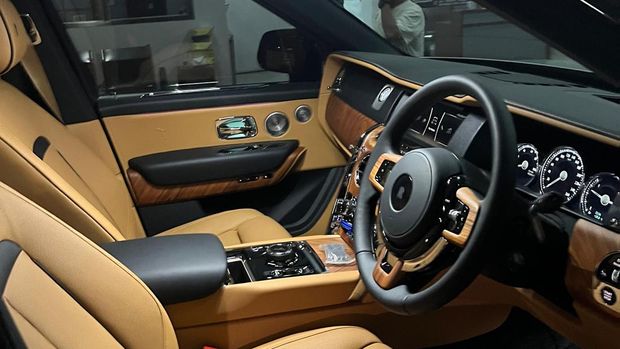 Kejagung menyita mobil mewah Rolls-Royce berkelir hitam milik suami Sandra Dewi, Harvey Moeis. Penyitaan ini berkaitan dengan kasus dugaan korupsi dalam tata niaga komoditas timah wilayah Izin Usaha Pertambangan (IUP) PT Timah Tbk tahun 2015-2022 yang menjerat Harvey sebagai tersangka.