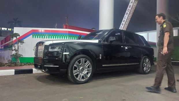 Kejagung menyita mobil mewah Rolls-Royce berkelir hitam milik suami Sandra Dewi, Harvey Moeis. Penyitaan ini berkaitan dengan kasus dugaan korupsi dalam tata niaga komoditas timah wilayah Izin Usaha Pertambangan (IUP) PT Timah Tbk tahun 2015-2022 yang menjerat Harvey sebagai tersangka.