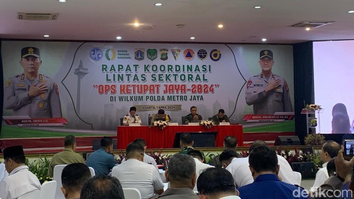 Kapolda Metro Jaya Irjen Karyoto memimpin rapat koordinasi lintas sektoral pengamanan Operasi Ketupat 2024