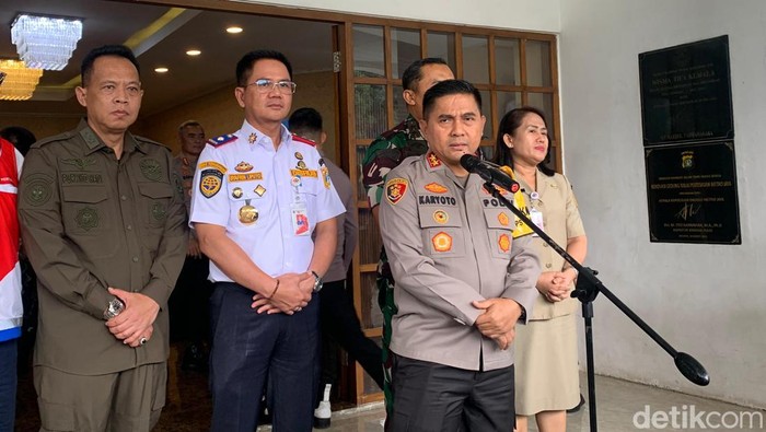 Kapolda Metro Jaya Irjen Karyoto mempersilakan warga menitipkan kendaraan di kantor polisi dan TNI