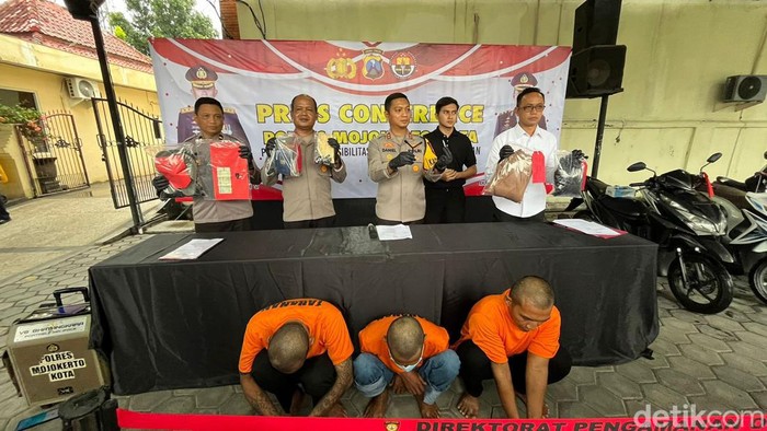 Kapolres Mojokerto Kota AKBP Daniel S Marunduri saat jumpa pers tiga komplotan curanmor