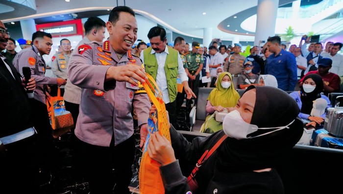 Kapolri Jenderal Listyo Sigit Prabowo, Menko Polhukam Hadi Tjahjanto dan Panglima TNI Jenderal Agus Subiyanto. (Dok Polri)