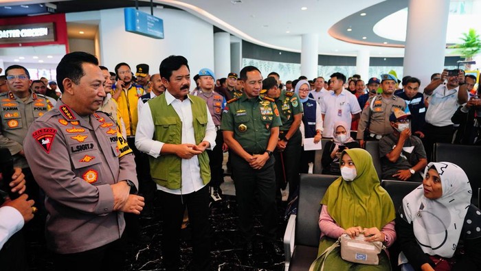 Kapolri Jenderal Listyo Sigit Prabowo, Menko Polhukam Hadi Tjahjanto dan Panglima TNI Jenderal Agus Subiyanto. (Dok Polri)