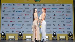 Girlband K-Pop Penuh Pesona di Karpet Merah KCON Hong Kong 2024