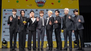 ATEEZ pun nggak mau ketinggalan tampil di KCON Hong Kong 2024. Mereka kompak tampil dengan busana hitam rapi. (Foto: dok. CJ ENM)