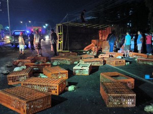 Bus Mira Tabrak Pikap dan Truk di Jombang gegara Rem Blong Tewaskan 2 Orang
