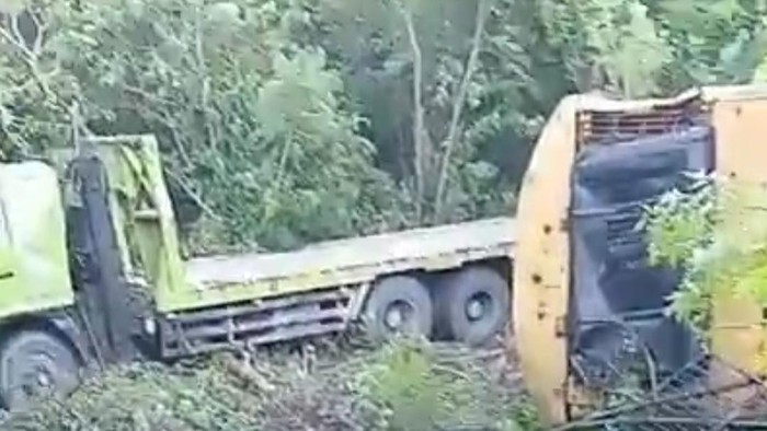 Tangkapan layar video ruk tronton tabrak wanita lansia hingga tewas di Desa Beskolen, Kecamatan Amanuban Selatan, TTS, NTT. (Istimewa).
