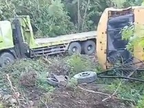 Truk Muat Ekskavator Tabrak Wanita hingga Tewas lalu Masuk Jurang di TTS