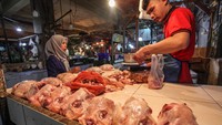 Daging ayam pun mengalami kenaikan, dari Rp 35.000 perkilogram menjadi Rp 40.000.