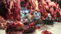 Pedagang memotong daging sapi untuk pembeli di Pasar Cibinong, Kabupaten Bogor, Jawa Barat, Senin (1/4/2024). Diketahui, harga daging sapi mengalami kenaikan dari Rp 150.000 menjadi Rp 180.000.
