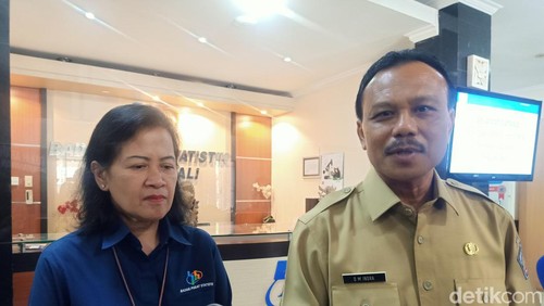 Kepala BPS Bali Endang Retno Sri Subiyandani dan Sekda Bali Dewa Made Indra saat ditemui di kantor BPS Bali, Senin (1/4/2024). (Ni Made Lastri Karsiani Putri/detikBali)