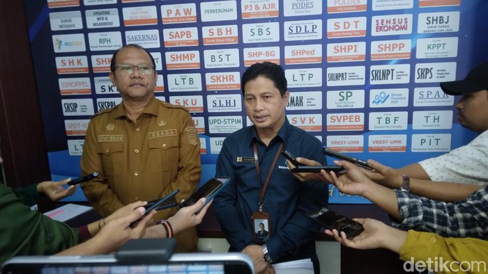 Kepala BPS Provinsi Gorontalo Mukhamad Mukhanif (kanan) saat konferensi pers di kantornya.
