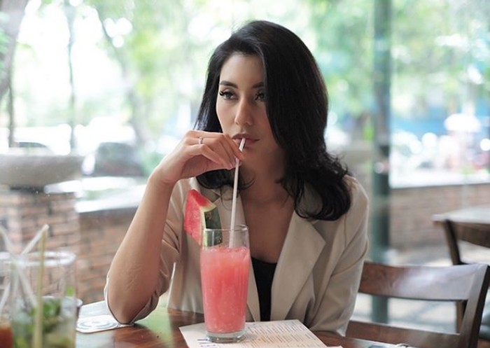 Keseuran Tyas Mirasih dan Suami Saat Makan dan Nongkrong di Kafe