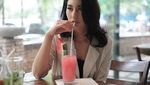 Keseruan Tyas Mirasih dan Suami Saat Makan dan Nongkrong di Kafe