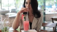 Di Instagramya Tyas sering unggah momen kulinerannya. Ia juga gemar meminum jus semangka yang dingin dan segar. Lengkap dengan potongan buah semangka di pinggiran gelas. Duh, jadi bikin haus! Foto: Instagram @tyasmirasih