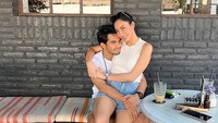 Bersama sang suami, Tengku Tezi, Tyas kerap membagikan momen romantis mereka bersama. Ini pose manis Tyas dan Tezi saat ngopi di Bali.  Foto: Instagram @tyasmirasih