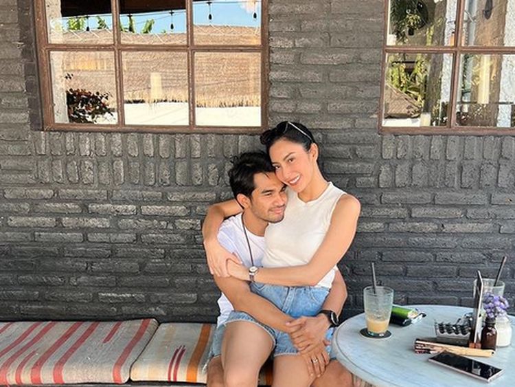 Keseruan Tyas Mirasih dan Suami Saat Makan dan Nongkrong di Kafe